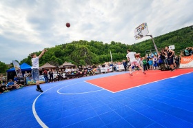 Adam Fujera (vlevo), vítěz trojek na LSP 2017