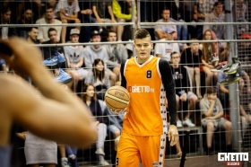 Jeden z borců lotyšského týmu Ghetto Basket.