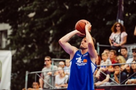 Kuba střílí na koš během PIS Cupu 2017.