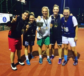 Míša Ferbasová (uprostřed v bílém tričku).