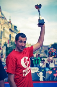 Hrvoje s trofejí pro vítěze trojkařské soutěže.