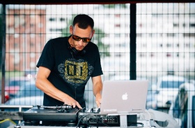 DJ Deckster při finálovým turnaji PSLka 2017.