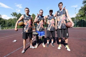 Tým Vikings v plný polní.