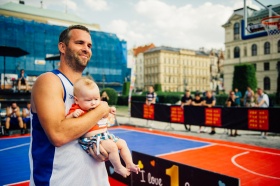 Honza Štěpánek z týmu Falcons se svým potomkem.