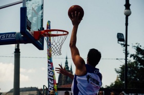 Tomáš Brůha z týmu Falcons zakončuje útok.