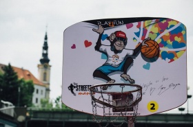 Zátiší s košem na Labském streetballovém poháru.