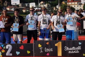 Matěj (uprostřed) po triumfu na Labském poháru ´18