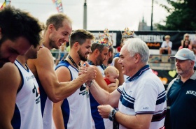 Vladimír při slavnostním ceremoniálu po triumfu.