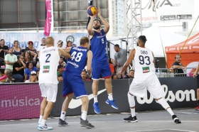 Roman Zachrla střílí na koš v kvalifikačním zápase