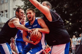 A-Kobets se probíjí ke koši na turnaji v roce ´17.
