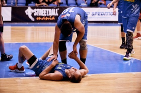 Michal leží na palubovce po jednom ze soubojů.