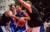 A-Kobets se probíjí ke koši na turnaji v roce ´17.