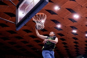 Vítěz smečí Jakub Heyer při jednom z dunků.