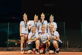 Gabriela (v dolní řadě vpravo) se zlatou medailí.