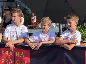 Matěj s klukama z Turbošneků během VELKÝHO finále.
