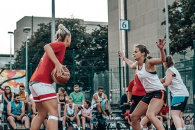 Karolína (s míčem) při zápase finálového turnaje.